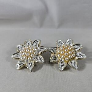 Clip On Cathé Flower Shape Earrings Metal Black Vintage Faux Pearl Silver Tone